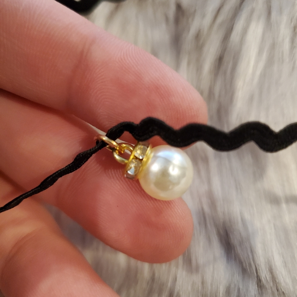 🖤Cute crystal and pearl suede choker - Picture 3 of 3